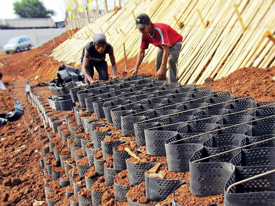 Földdel és kaviccsal kitöltött geocella szerkezete közelről