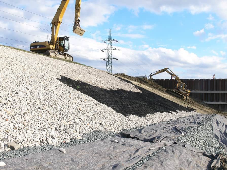 Lejtő megerősítése geocellákkal