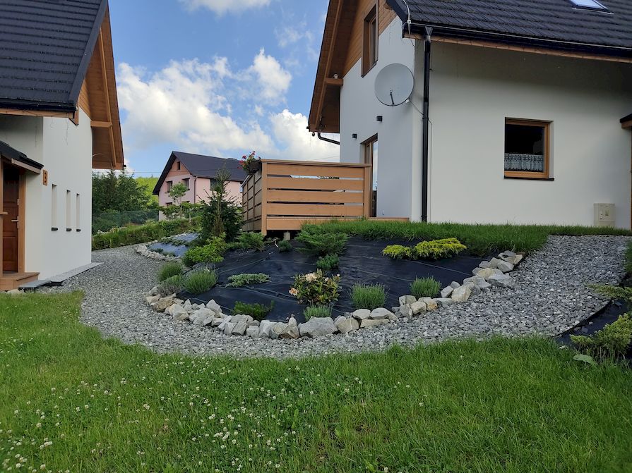 Agroszövet nyaraló melletti ágyásban
