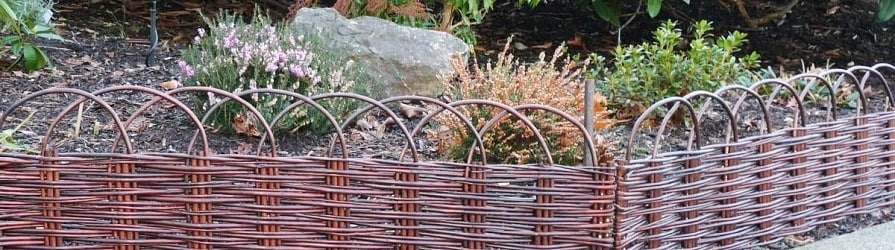 Fűzfa kerítések a virágágyás mentén