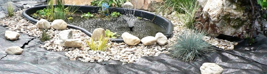 Szőtt szövetek talajtakaró réteg alatt