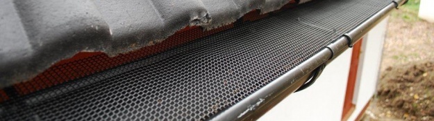 Ereszháló az ereszcsatornán