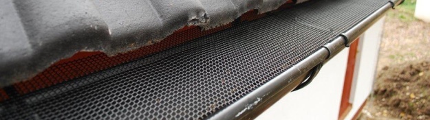 Ereszháló az ereszcsatornán