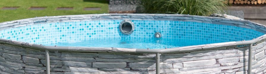 Földre állított medencék