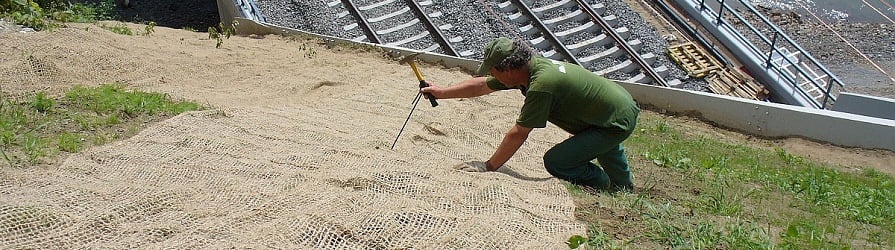 Jutaháló az út melletti lejtőn