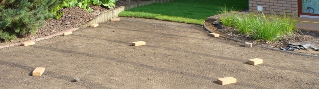 Kövekkel lefedett vakondháló